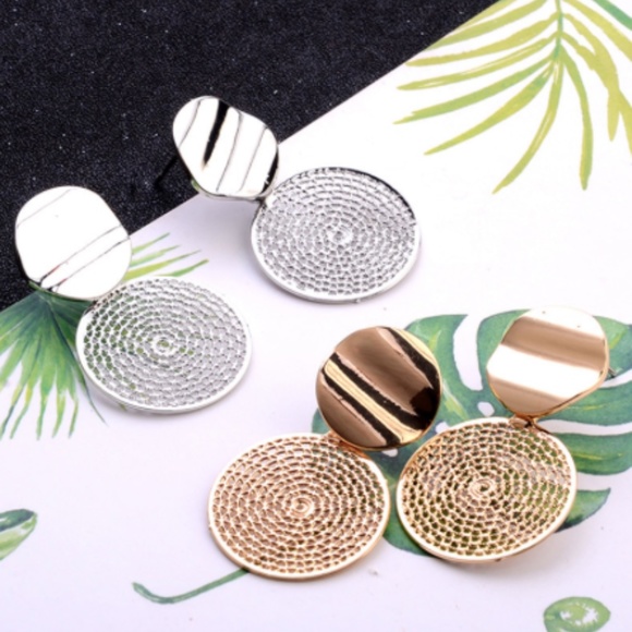 Geometric Circle Laser Cut Earrings - Picture 2 of 8